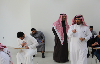 عميد الكلية يقوم بجولة تفقدية للجان الاختبارات النهائية