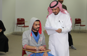 عميد الكلية يقوم بجولة تفقدية للجان الاختبارات النهائية
